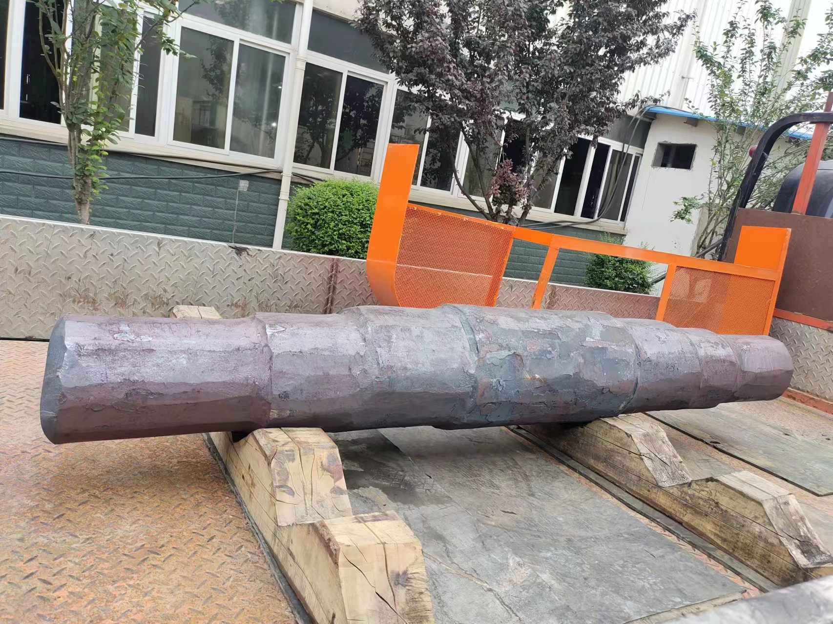 Characteres, applicationes et processus fabricandi partium falsarum explicantur in specie